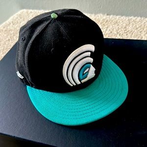 Fitted Hawaii 7 1/4 teal and black Mua